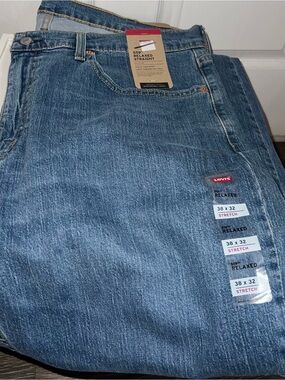 Levi's Men's Relaxed Straight Jeans in Medium Blue Wash